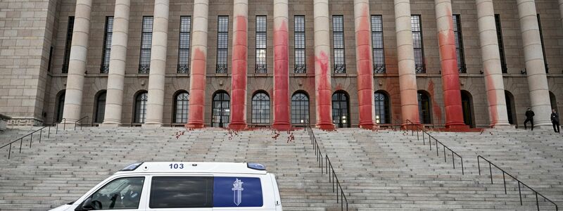 Mit Feuerlöschern hatten die Aktivisten die Farbe auf das Gebäude gesprüht. - Foto: Emmi Korhonen/Lehtikuva/dpa