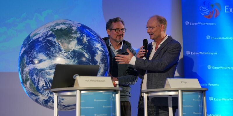 Der Mediziner Eckart von Hirschhausen (l.) warnte vor den Auswirkungen des Klimawandels auf die menschliche Gesundheit. - Foto: Marcus Brandt/dpa