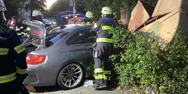 FW-M: Pkw rammt Wertstoffcontainer (Neuperlach) - Foto: presseportal.de