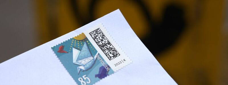 Ein mit 85 Cent frankierter Standardbrief vor einem Briefkasten. - Foto: Marcus Brandt/dpa