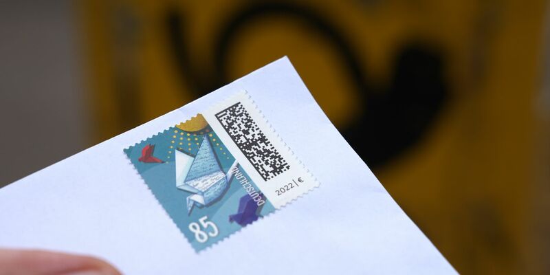 Nach Darstellung der Post fiel die vergangene Portoerhöhung um 4,6 Prozent von Anfang 2022 angesichts der hohen Inflation in diesem Zeitraum viel zu gering aus. (Symbolbild) - Foto: Marcus Brandt/dpa