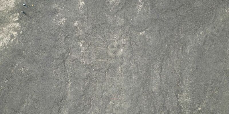 Eine 22 Meter lange reliefartige Geoglyphe, die nach Forscherangaben einen Wal darstellt, wurde im Süden Perus entdeckt. - Foto: Masato Sakai/dpa