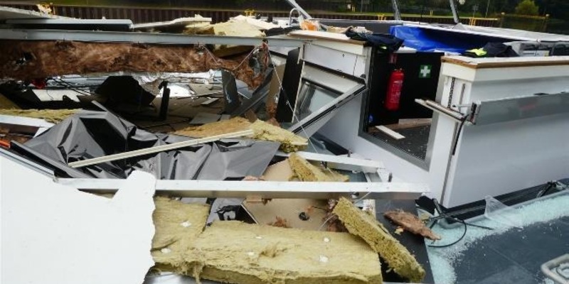 POL-DU: Oberhausen/Duisburg: Tankmotorschiff rammt Schleusenbrücke - Foto: presseportal.de