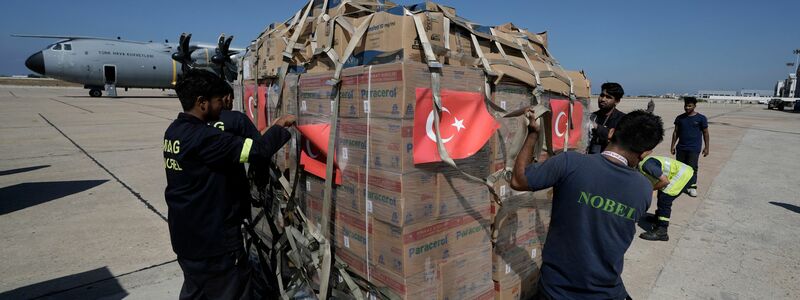 Die israelischen Streitkräfte greifen weiterhin Stellungen der Hisbollah-Miliz an.  - Foto: Bilal Hussein/AP/dpa