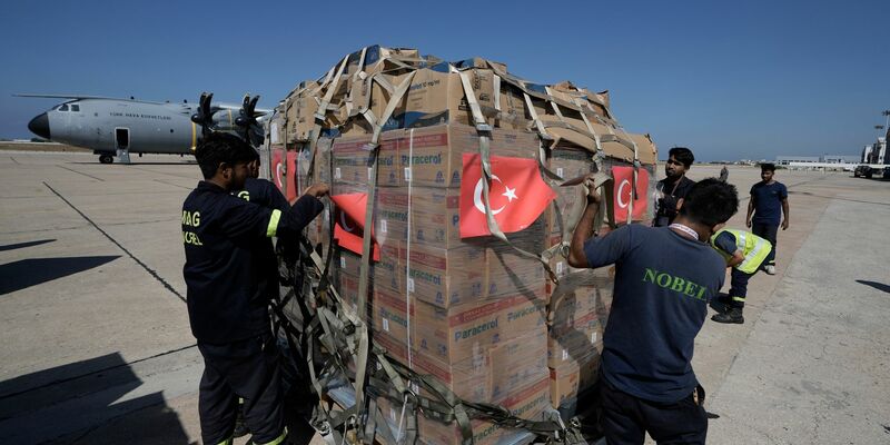 Rauch steigt nach einem israelischen Luftangriff über einem Vorort von Beirut auf. - Foto: Bilal Hussein/AP/dpa