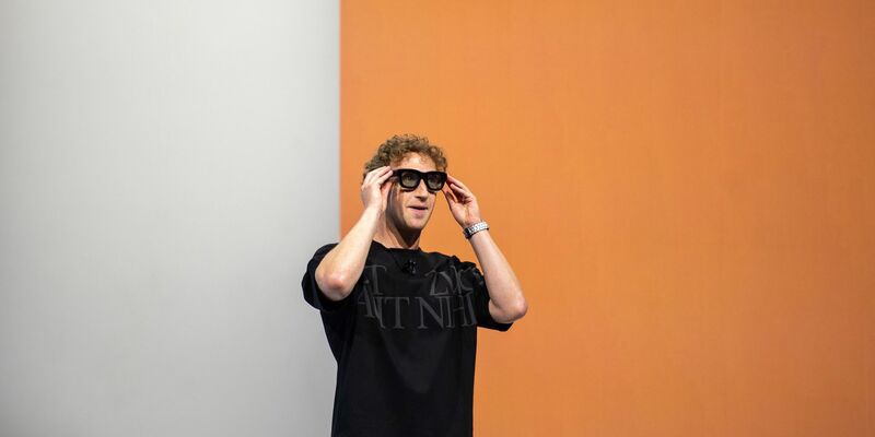 Zuckerberg trug die Brille nur kurz und verzichtete auf eine Live-Demonstration. - Foto: Andrej Sokolow/dpa