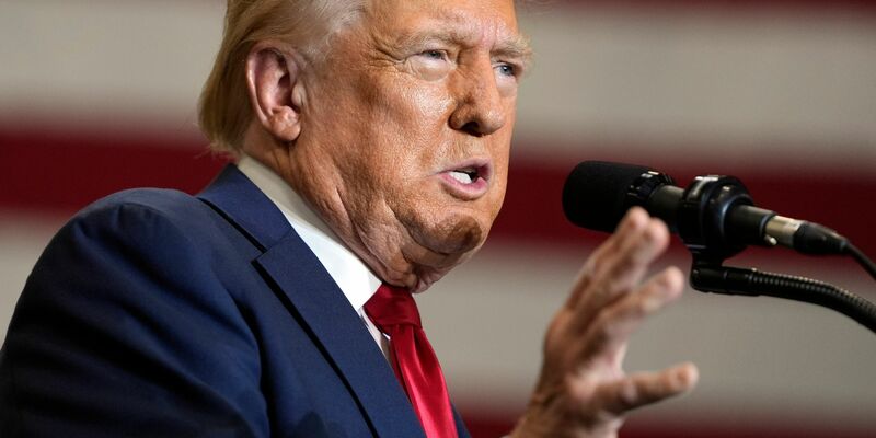 Trump findet bei einer Wahlkampfrede harte Worte. - Foto: Evan Vucci/AP