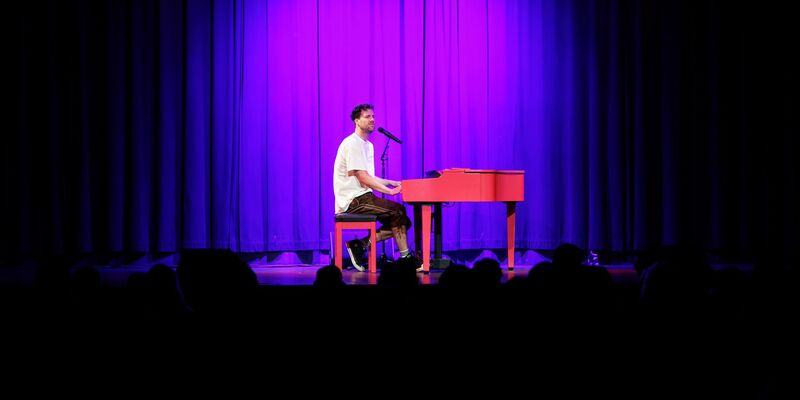 Mockridge steht zum ersten Mal seit dem Skandal um Behindertenwitze auf einer deutschen Bühne - Foto: Matthias Balk/dpa