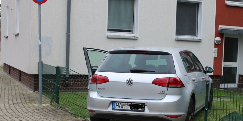 POL-HAM: VW Golf weicht Radfahrer auf dem Großen Sandweg aus, Zaunanlage beschädigt, 4.000 Euro Sachschaden - Foto: presseportal.de