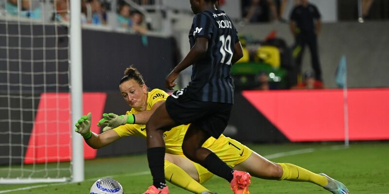 Torhüterin Almuth Schult (l) spielt zum zweiten Mal in ihrer Karriere in der NWSL. - Foto: Peter Aiken/Imagn Images/dpa