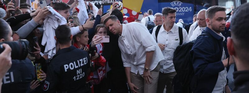 Bald wieder beim FC Barcelona vereint? Die langjährigen polnischen Nationalspieler Robert Lewandowski (M) und Wojciech Szczesny - hier bei der EM in Deutschland. - Foto: Leszek Szymanski/PAP/dpa