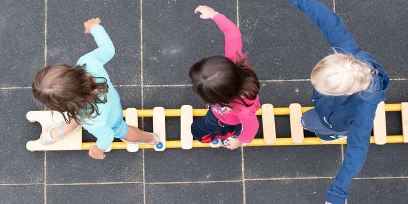 Die Zahl der Kinder unter drei Jahren in Kindertagesbetreuung ist zum 1. März 2024 im Vorjahresvergleich um rund 8.400 auf insgesamt 848.200 Kinder gesunken (Symbolbild).  - Foto: Sebastian Kahnert/dpa-Zentralbild/dpa