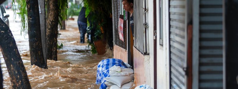 Der Ping River hat derzeit einen Höchststand und ist über die Ufer getreten. - Foto: Pongmanat Tasiri/SOPA Images via ZUMA Press Wire/dpa