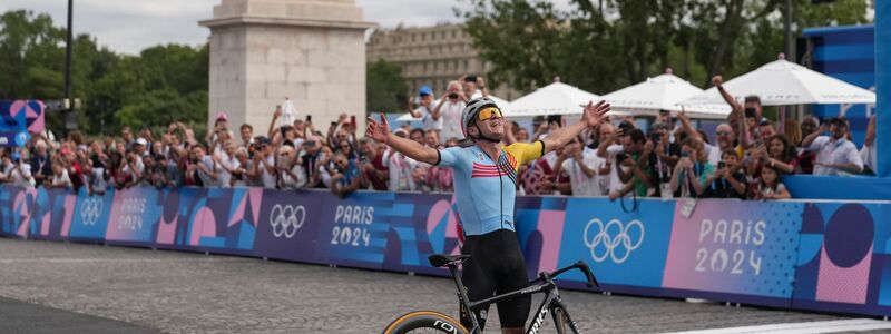 Für ikonische Bilder sorgen kann er: Belgiens Olympiasieger Remco Evenepoel. - Foto: Thibault Camus/AP/dpa