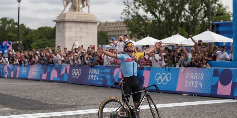Der belgische Doppel-Olympiasieger Remco Evenepoel hat die Operation nach seinem Trainingsunfall gut überstanden. - Foto: Thibault Camus/AP/dpa