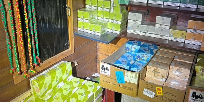 HZA-DO: Zoll stellt über 7.000 Einweg-E-Zigaretten in Gartenhütte sicher / Steuerschaden liegt bei über 28.000 Euro - Foto: presseportal.de