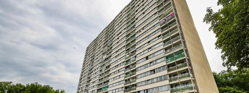 An diesem Hochhaus hat der Dienstleister DHL monatelang keine Pakete zugestellt. (Archivbild) - Foto: Christoph Reichwein/dpa