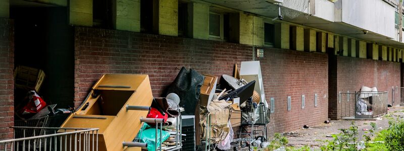 Auf der Rückseite eines Hochhauses an der Ottostraße ist von Hausmeistern eingesammelter Sperrmüll gelagert. (Archivbild) - Foto: Christoph Reichwein/dpa