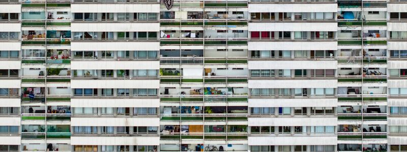 Balkone und Fenster eines Hochhauses an der Duisburger Ottostraße. (Archivbild) - Foto: Christoph Reichwein/dpa