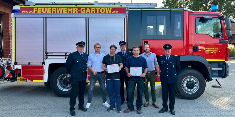 FW Lüchow-Dannenberg: +++Ersthelfer sind bei Verkehrsunfall zur Stelle+++schnelles Handeln rettet Leben+++Feuerwehr und Arbeitgeber ehren die Retter+++ - Foto: presseportal.de