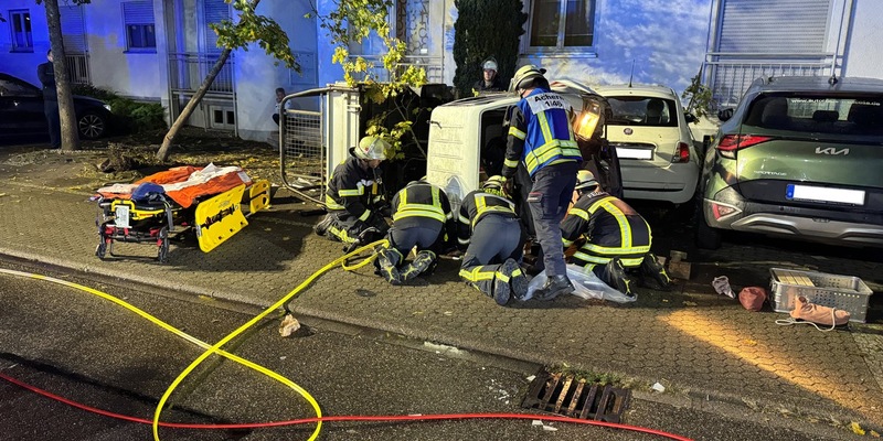 FW Achern: LKW Fahrer unter Fahrerhaus eingeklemmt - Verkehrsunfall in Acherner Innenstadt - Foto: presseportal.de