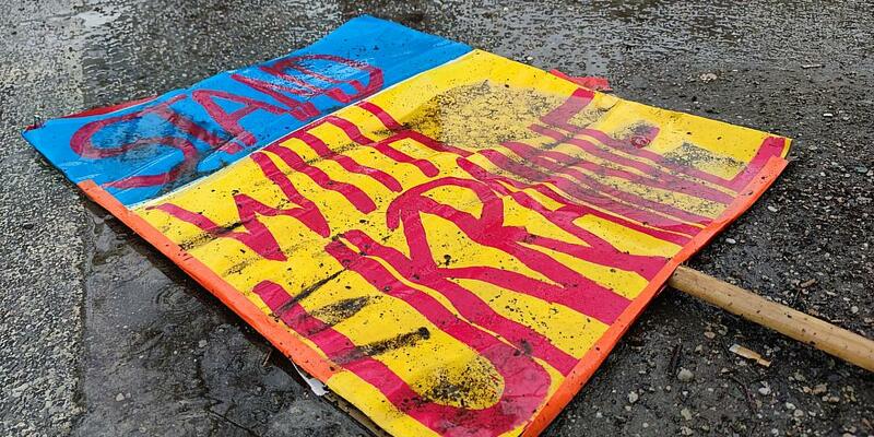 Schild Stand with Ukraine liegt auf dem Boden (Archiv) - Foto: über dts Nachrichtenagentur