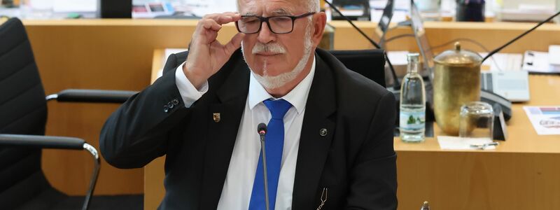 Jürgen Treutler (AfD), Alterspräsident des Landtags in Erfurt, unterbrach die erste Sitzung.  - Foto: Bodo Schackow/dpa