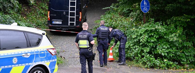 Polizisten sind in der Nähe eines mutmaßlichen Tatorts im Einsatz. Das Gebiet wird gerodet, um nach einem Handy zu suchen. - Foto: Roberto Pfeil/dpa