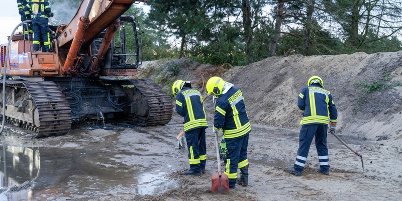 FW Flotwedel: Kettenbaggerbrand in Eicklingen - Feuerwehr löscht Brand im Kieswerk - Foto: presseportal.de