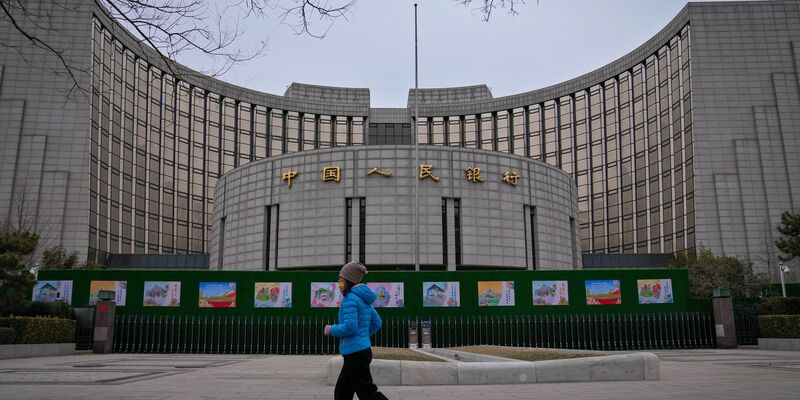 Die Zentralbank senkte den Satz für Pflichteinlagen, sodass Banken nun mehr Kredite ausgeben können. (Archivbild) - Foto: Andy Wong/AP/dpa