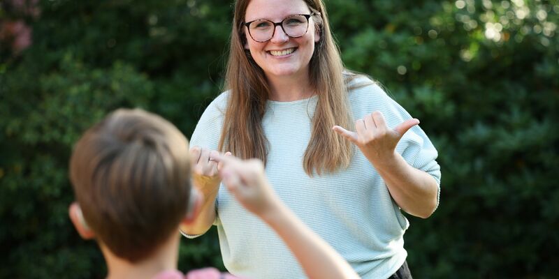 Reden mit den Händen: Die Gebärde für „Eltern“ in Gebärdensprache. - Foto: Christian Charisius/dpa