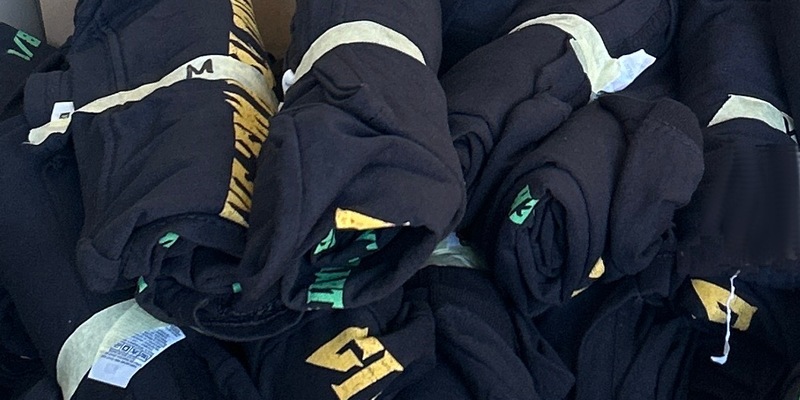 HZA-SI: T-Shirts, CDs, Poster - ZOLL entdeckt kartonweise unverzollte Merchandise-Artikel - Foto: presseportal.de