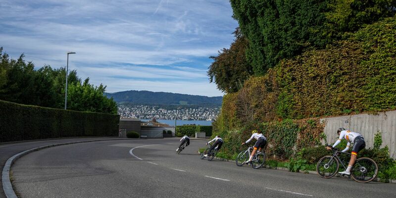 Die Rad-WM wird nach dem schweren Sturz einer Schweizer Juniorin fortgesetzt. - Foto: Peter Dejong/AP/dpa