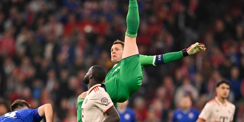 Bei dieser Rettungstat gegen Zagreb verletzte sich Manuel Neuer. - Foto: Michael Weber/Eibner-Pressefoto/dpa