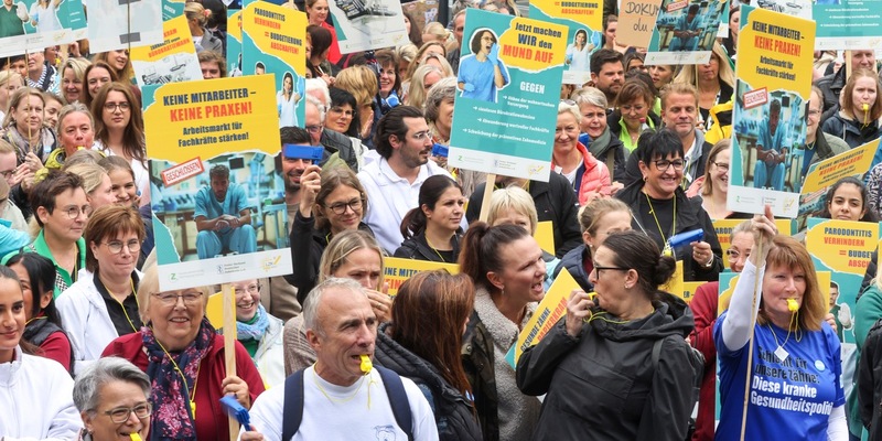 Achse des Protests von Frankfurt über Kassel bis nach Münster / Tausende Zahnärzte zeigen der Bürokratie die Zähne - Foto: presseportal.de