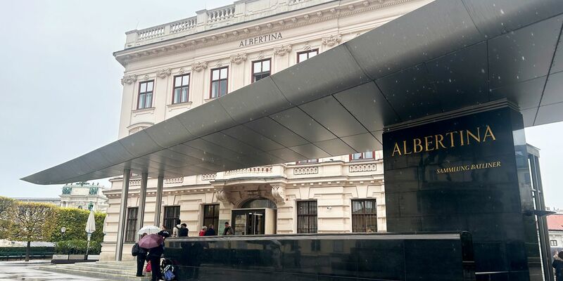 Rund 100 Werke sind bei der Chagall-Ausstellung zu sehen.  - Foto: Sabina Crisan/dpa