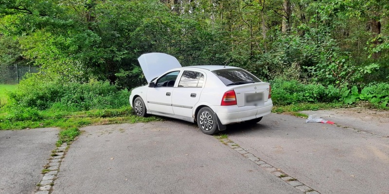 Bundespolizeidirektion München: Lebensgefährliche mutmaßliche Schleusungsfahrt endet in der Sackgasse - Schleuser versucht, Dienstfahrzeug abzudrängen - Foto: presseportal.de