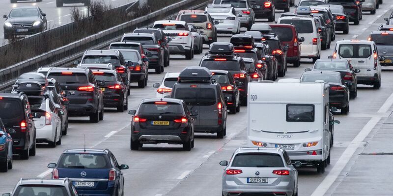Volle Straßen zu Beginn der Herbstferien: Die Autobahn GmbH des Bundes rechnet mit Stau. - Foto: Marijan Murat/dpa