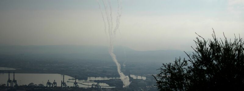 Die islamistische Hisbollah-Miliz setzte ihre Raketenangriffe auf israelische Städte und Ortschaften fort. Dabei wurde ein Mann durch herabfallende Raketentrümmer verletzt. - Foto: Maya Alleruzzo/AP/dpa