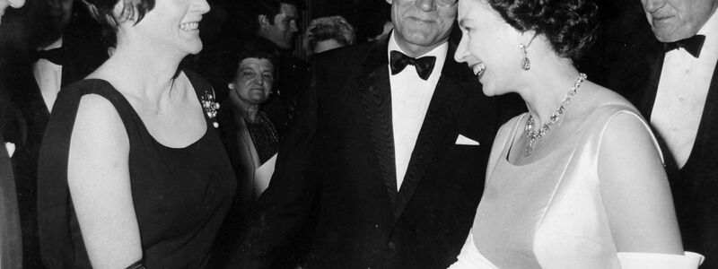 Smith, hier mit Königin Elizabeth II., gehörte zu den großen Schauspielerinnen. (Archivfoto) - Foto: Pa/PA Wire/dpa