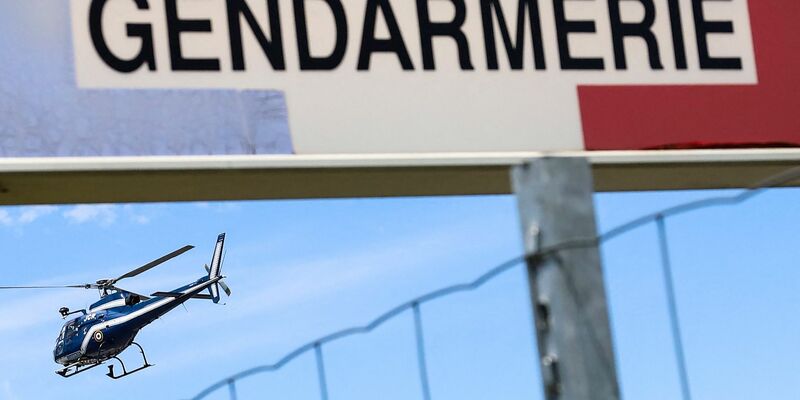 Finanzfahnder haben die Verdächtige nach der Landung auf der französischen Mittelmeerinsel Korsika festgenommen (Archivbild). - Foto: Diarmid Courreges/AFP/dpa