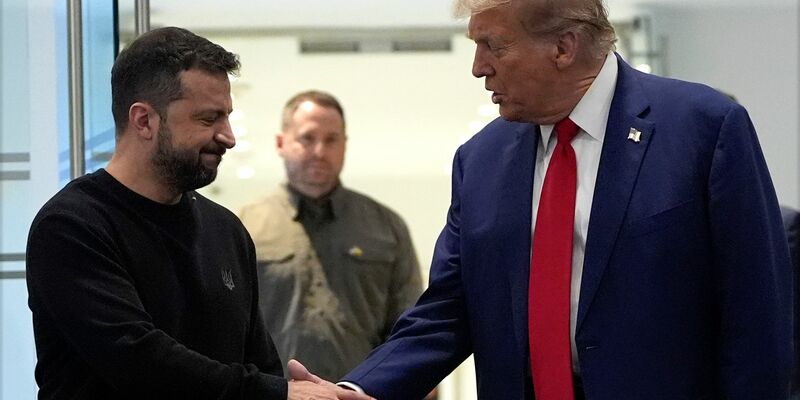 Das Verhältnis zwischen US-Präsident Trump und dem ukrainischen Staatschef Selenskyj ist getrübt, nun bemüht sich der Ukrainer um Deeskalation. (Archivbild)  - Foto: Julia Demaree Nikhinson/AP/dpa