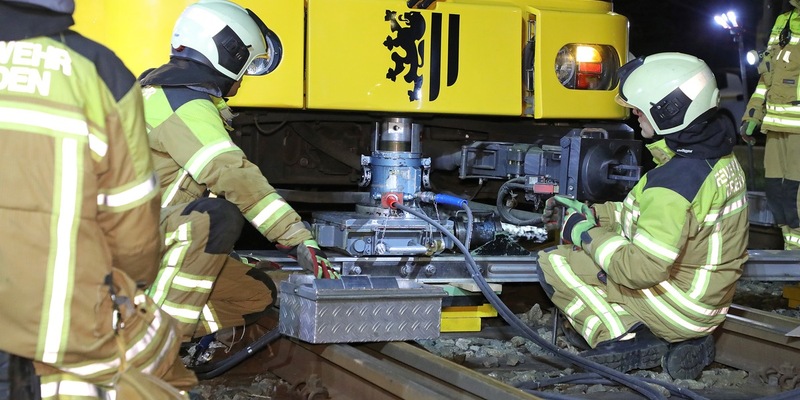 FW Dresden: Straßenbahnen gleisen nach Verkehrsunfall aus - Foto: presseportal.de