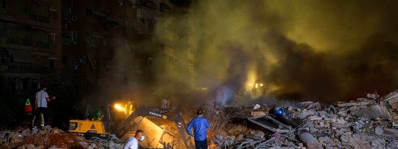 Rettungskräfte suchen in Beirut nach Überlebenden.  - Foto: Marwan Naaman/dpa