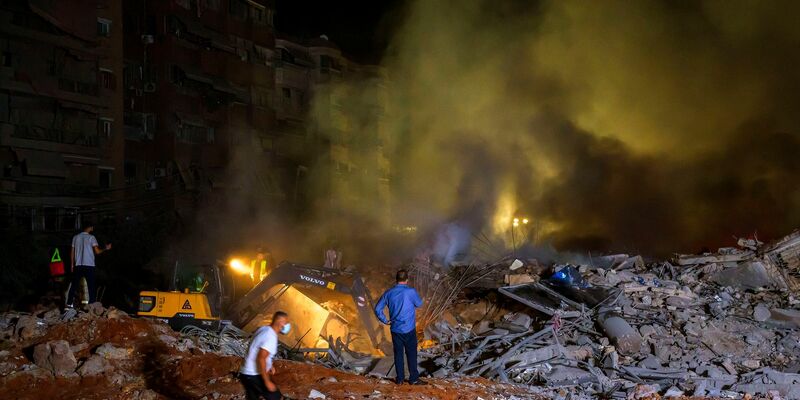 Rettungskräfte versammeln sich nach einem israelischen Luftangriff in Beirut. - Foto: Marwan Naaman/dpa