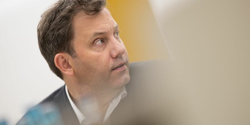 Ein AfD-Verbotsverfahren ist für den SPD-Chef erst Thema, wenn Verfassungsschützer genug Beweismaterial dafür liefern. - Foto: Sebastian Christoph Gollnow/dpa