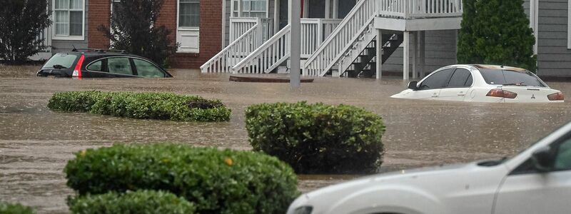 Die Bewohner des Atlanta Buckhead Peachtree Park Apartmentkomplexes wurden vor den Überschwemmungen des Hurrikans Helene gerettet. - Foto: Christopher Oquendo/ZUMA Press Wire/dpa