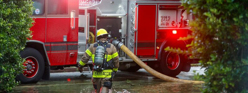 Vielerorts sind Straßen überschwemmt. - Foto: Jefferee Woo/Tampa Bay Times/AP/dpa