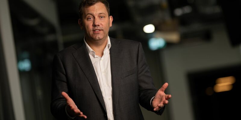 Kanzlerkandidatur? Egal. Scholz habe erstmal andere Sorgen, meint Parteichef Klingbeil. - Foto: Sebastian Gollnow/dpa