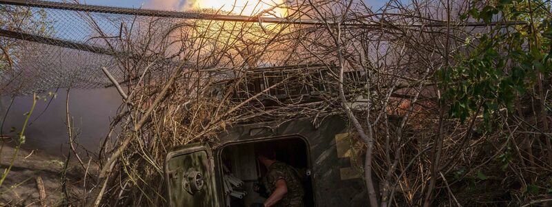 Kämpfe in der Ostukraine gehen weiter. (Archivbild) - Foto: Evgeniy Maloletka/AP/dpa